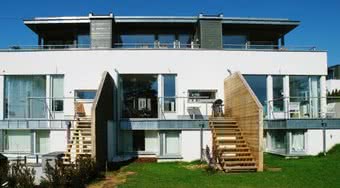 Czym różnią się domy ze szczelnych prefabrykatów od domów skandynawskich?