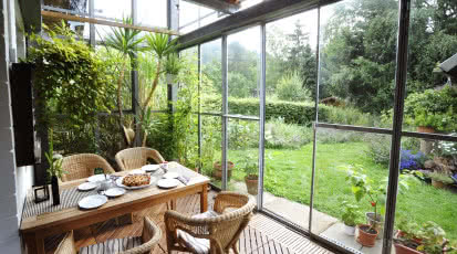 Nie chcesz rezygnować ze spędzania czasu na tarasie w czasie deszczu? Wybierz ogród letni!