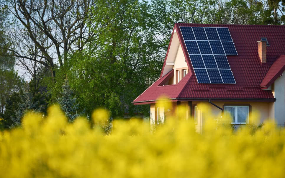 Energooszczędny dom - czy warto inwestować w panele słoneczne?