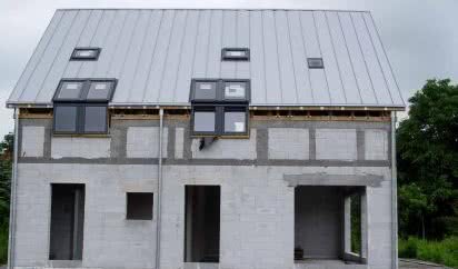 Wysokoenergooszczędny dom LUMINA House pokryty blachą stalową