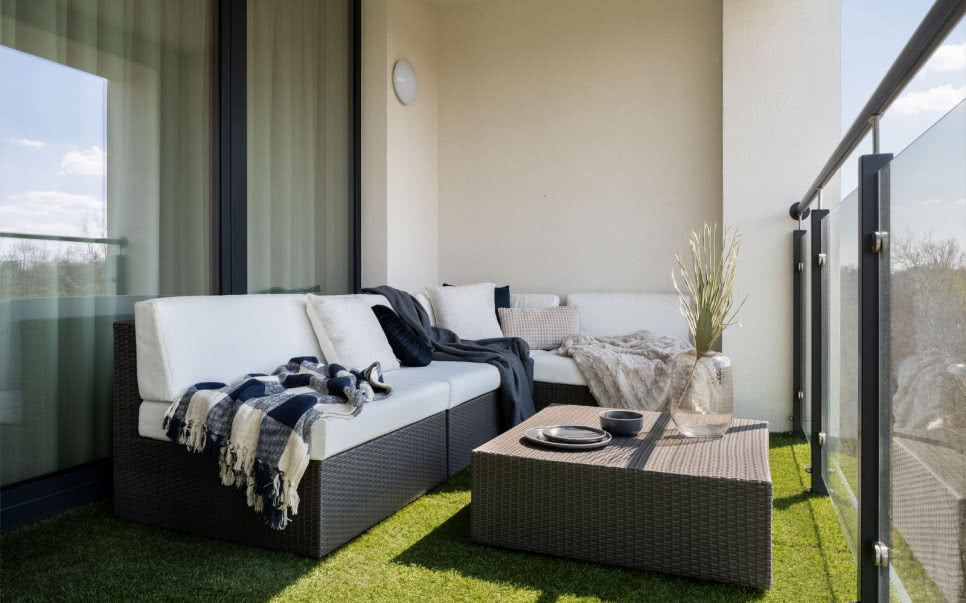 Sztuczna trawa ozdobna - dopełnienie przestrzeni z naturalnym sznytem