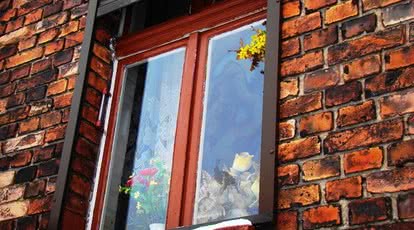 Jak zapobiec tworzeniu się mostków termicznych w miejscu osadzenia okien?