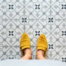 Do łazienki, salonu i kuchni: płytki podłogowe - na jakich kaflach nie widać brudu?