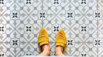 Do łazienki, salonu i kuchni: płytki podłogowe - na jakich kaflach nie widać brudu?