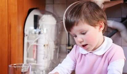 Filtry z odwróconą osmozą. Co powinniśmy wiedzieć na temat tych rozwiązań?