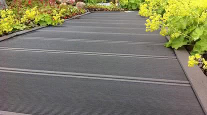 Co na taras? Ceramika, bruk, beton, drewno czy deski WPC?