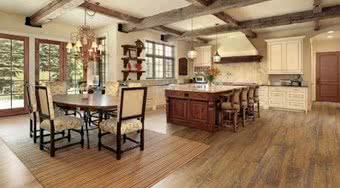 Jaka podłoga sprawdzi się w kuchni? Drewniana czy winylowa?