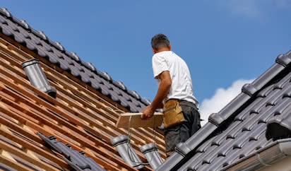 Bezbłędne krycie dachu, czyli jak wybrać dobrego dekarza