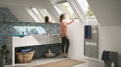 Łazienka na poddaszu jasna i wygodna