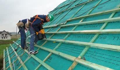 Znaczenie membran wysokoparoprzepuszczalnych dla właściwego funkcjonowania dachu