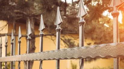 Ciężkie bramy wjazdowe z napędem. Co warto wiedzieć?