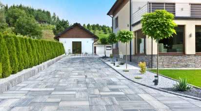 Podjazd do domu z płyt brukowych