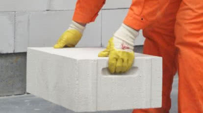 O czym należy pamiętać wybierając materiały budowlane na ściany?